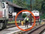 satpam-selamatkan-bocah-dari-rel-kereta-api.jpg