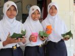 siswa-siswa-smp-negeri-2-mertoyudan-tribun-medancom-daun-pisang_20160223_233504.jpg