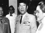 soeharto-soekarno-dan-ratna-sari-dewi.jpg
