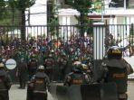 suasana-aksi-demo-di-depan-kantor-dprd-kota-medan.jpg