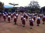 suasana-anak-sekolah-dasar-sd-sedang-melaksanakan-upacara-di-salah-satu-sekolah-di-sumut.jpg