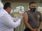 suntik-vaksinasi-covid-19-yang-dilakukan-dr-ashar-zulkifli.jpg