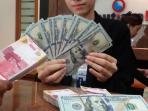 teller-melayani-penukaran-mata-uang-dolar-as-dengan-rupiah_20150911_095517.jpg