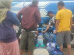 warga-Kecamatan-Medan-Johor-sedang-mengantre-untuk-mendapatkan-air-dari-PDAM_.jpg