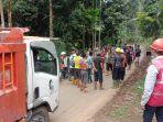 warga-adang-truk-pengangkut-pasir-bendungan-lau-simeme.jpg