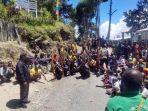 warga-angkat-senjata-usir-KKB-Papua-di-Intan-Jaya.jpg