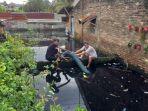 warga-berusaha-menyedot-air-banjir-di-Titi-Kuning.jpg