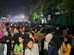 warga-mengerumuni-lokasi-penemuan-mayat-wanita-di-Jalan-Klambir-V-Kelurahan-Tanjung-Gusta.jpg