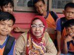 yenita-bersama-anak-didiknya.jpg