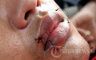 Aktivis Aksi Mogok Makan di Kemenakertans Dukung Buruh - jahit.jpg