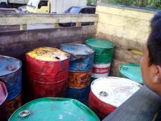 Dua Pelaku Penimbun 10 Drum BBM Ditangkap Polda Sumut - Petumbak-20120315-01111.jpg