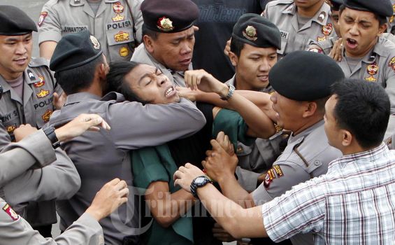 Kasat Sabhara Polresta Medan Ikut Terluka - demo_ricuhh.jpg