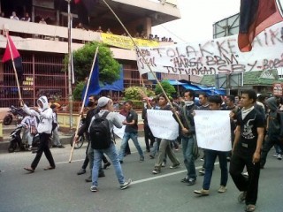 Mahasiswa Lanjutkan Aksi di Depan Kampus Nomensen - IMG01247-20120327-1124.jpg