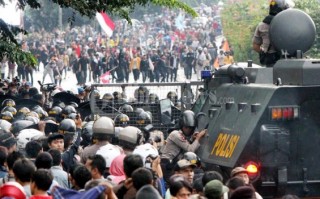 Massa Berdarah-darah, DPR Masih Sibuk Lobi-lobi - 20120329_Massa_Meninggalkan_Gedung_DPR_RI.jpg