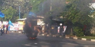 Jalan Diponegoro Terhambat Aksi Unjuk Rasa - jalan_diponegoro.jpg