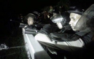 Polisi Halau Demonstran dari DPR - polisi_halau.jpg