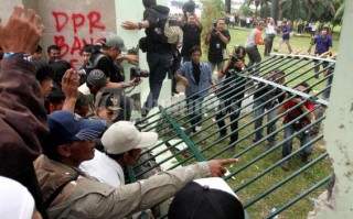 Pagar DPR Jadi Tontonan - 20120112_Pagar_DPR_RI_Dijebol_Massa.jpg