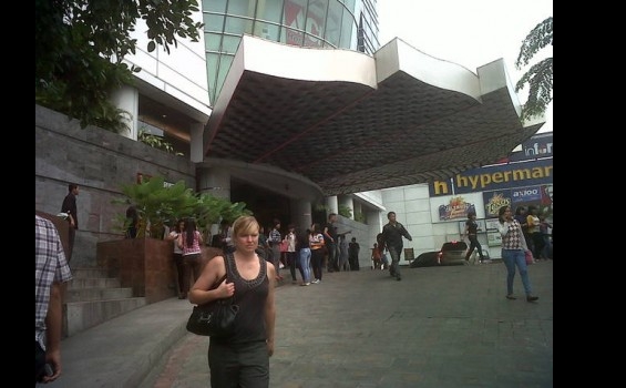 Foto Suasana Pasca Gempa di Sun Plaza - rizal_2.jpg