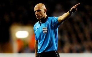 Howard Webb Jadi Wasit Cadangan di Semifinal - Howard-Webb-nunjuk-tendangan-bebas.jpg