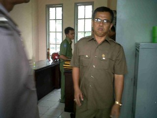 Kejati Geledah Dinas PU Deliserdang - diperiksa.jpg