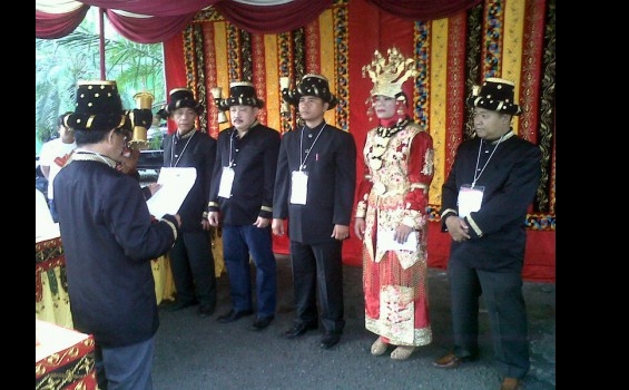 Petugas di TPS Rahudman Pakai Baju Adat - bajs.jpg