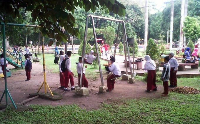 BERITA FOTO: Anak-anak Bermain di Taman Beringin - siswa_sd_bermain_di_taman.jpg