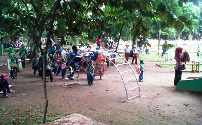 BERITA FOTO: Anak-anak Bermain di Taman Beringin - siswa_sd_bermain_di_taman1.jpg
