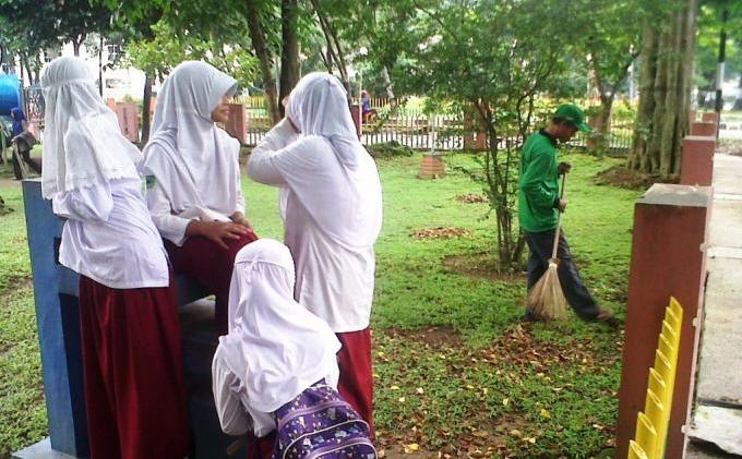 BERITA FOTO: Anak-anak Bermain di Taman Beringin - siswa_sd_bermain_di_taman2.jpg