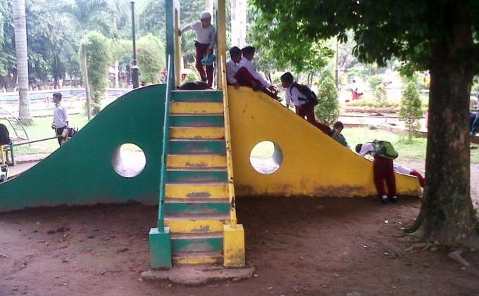 BERITA FOTO: Anak-anak Bermain di Taman Beringin - siswa_sd_bermain_di_taman4.jpg