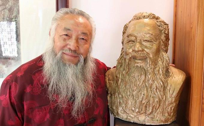 Petapa Ini Hindari Kehidupan Kota, Bangun Rumah Teko di Hutan - SENIMAN_CHINA_I.jpg