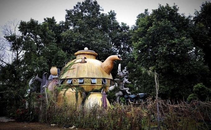 Petapa Ini Hindari Kehidupan Kota, Bangun Rumah Teko di Hutan - SENIMAN_CHINA_II.jpg