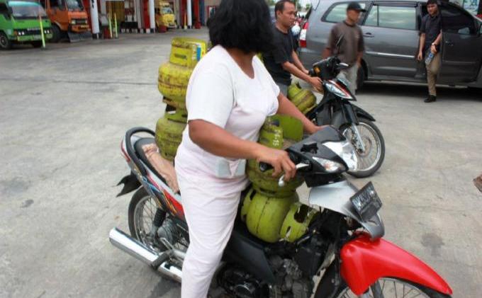 Ini Cara Pertamina Binjai Atasi Kelangkaan Elpiji 3 Kg - asisten_Tim_temukan_Warga_membeli_lebih_dari_1_tabung_gas.JPG