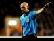 Howard-Webb-nunjuk-tendangan-bebas.jpg