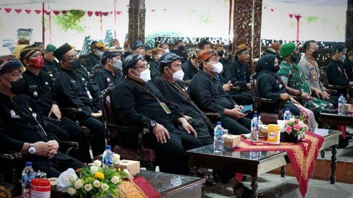 Turut Memperingati Hari Jadi Jateng Ke 72, Jajaran Pemkab Blora Tampilkan Pakaian Adat Samin