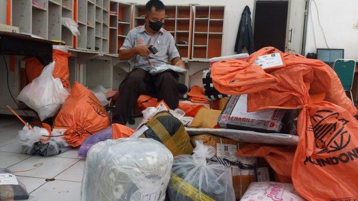 Jelang Lebaran, Jasa Pengiriman Barang di Kantor Pos Kudus Mulai Alami Lonjakan
