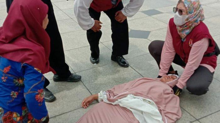 Perempuan Misterius Pakai Mukena Dobel Bikin Repot Petugas MAJT, Tampak Linglung, Dijemput Dinsos