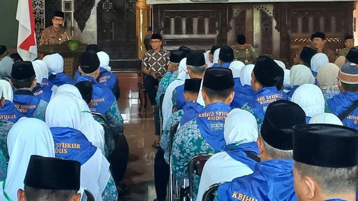 Sebut Haji Ibadah Fisik, Bupati Minta Calhaj Kudus Jaga Kesehatan dan Kebugaran di Tanah Suci