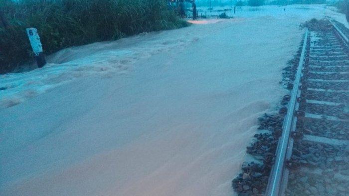 Banjir Grobogan Rendam Rel Kereta di Jalur Gubug-Karangjati, Perjalanan KA Terganggu