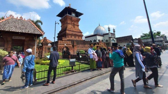 Kompleks Masjid Menara dan Makam Sunan Kudus Dibanjiri Wisatawan saat Libur Lebaran