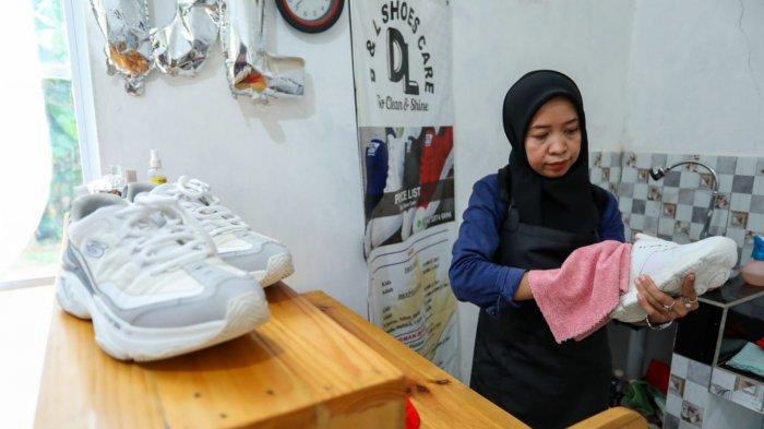 Kisah Sukses Asanah Buka Usaha Jasa Cuci Sepatu D&L Shoes Care di Pekalongan, Nongol di Lapak Ganjar