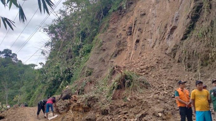 Tebing Bebatuan Setinggi 20 Meter di Bantarpanjang Cilacap Longsor, Akses Jalan Tertutup Total