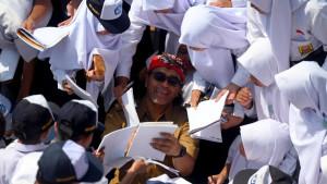AKRAB-DENGAN-SISWA-Agus-Setyawan-Agus-Gondrong-bupati-mengajar-lldg.jpg