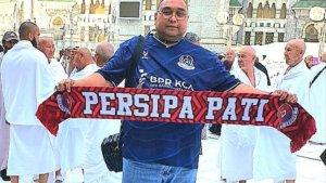 CEO-Persipa-Pati-Joni-Kurnianto-mengenakan-atribut-klub-di-Tanah-Suci-Mekah.jpg