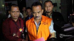 Mantan-Wali-Kota-Blitar-M-Samanhudi-Anwar-saat-menjalani-proses-penyidikan-di-KPK.jpg