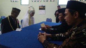 Pasangan-mempelai-melangsungkan-akad-nikah-di-KUA-Gebog.jpg