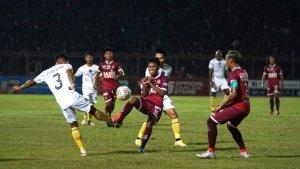 Pemain-Persijap-Jepara-Afghoni-jersey-merah-berebut-bola-dengan-pemain-FC-Bekasi-City.jpg