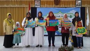 Pemenang-lomba-gebyar-PAI-se-Kecamatan-Ungaran-Barat-berpose-dengan-piala.jpg