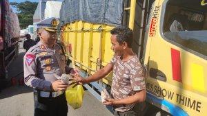 polisi-bagikan-nasi-bungkus-dan-kopi-pantura-pati-rembang-macet-total.jpg
