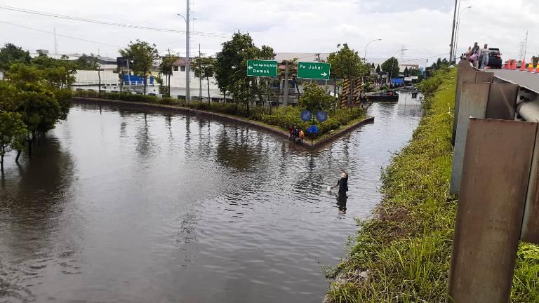 Jangan Lewat Jalan Kaligawe Semarang Dulu, Ada Titik Banjir dengan Kedalaman Satu Meter