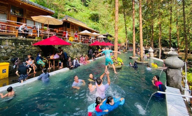 Kolam Renang Guci Forest Tegal Dibuka, Air Dingin Dikelilingi Pohon Pinus Rindang Khas Pegunungan